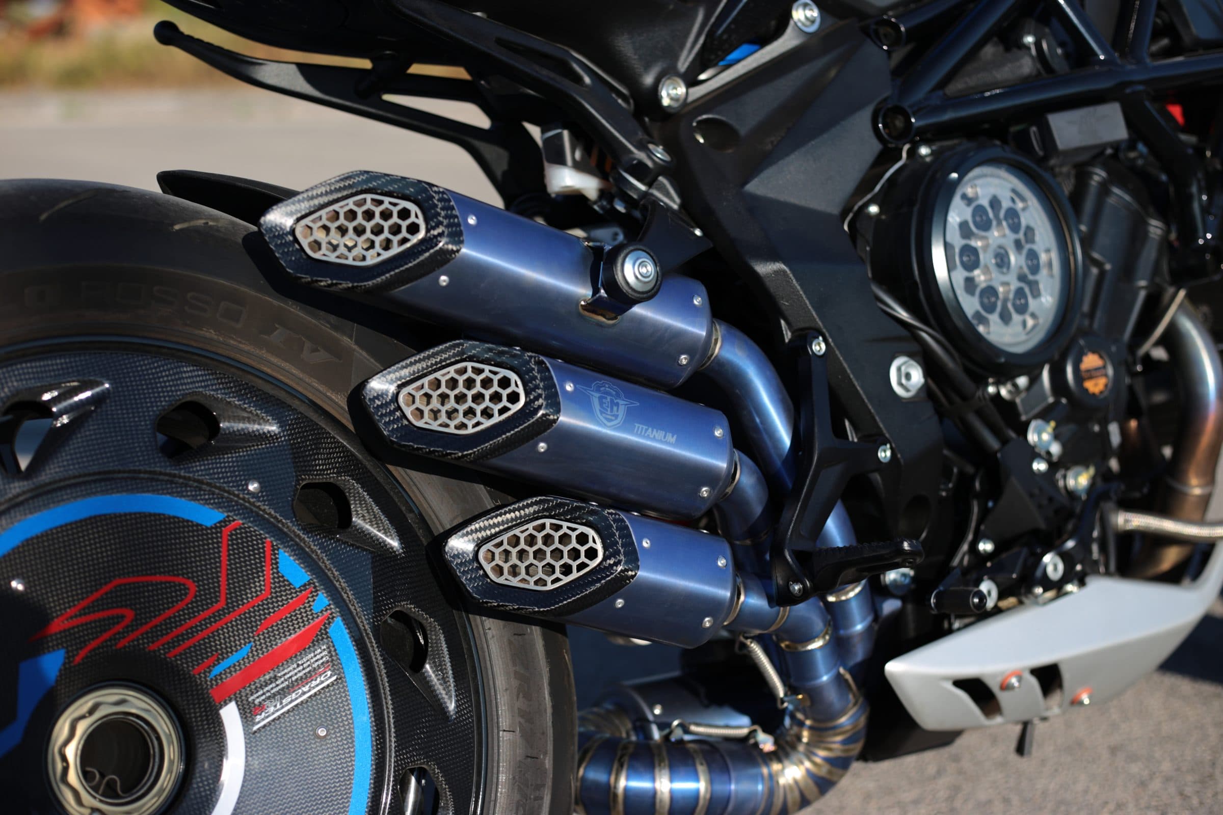 Scarico tre canne in titanio anodizzato blu montato su MV Agusta Brutale